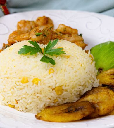 Arroz con maíz y camarones al ajillo