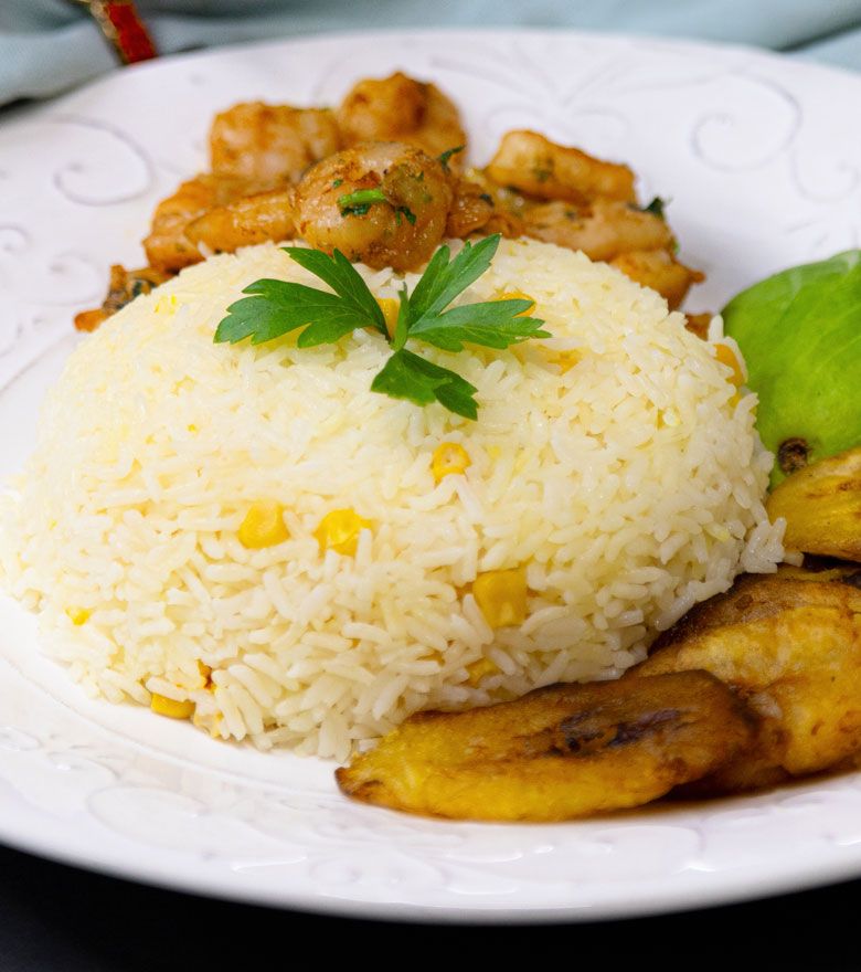 Arroz con maíz y camarones al ajillo