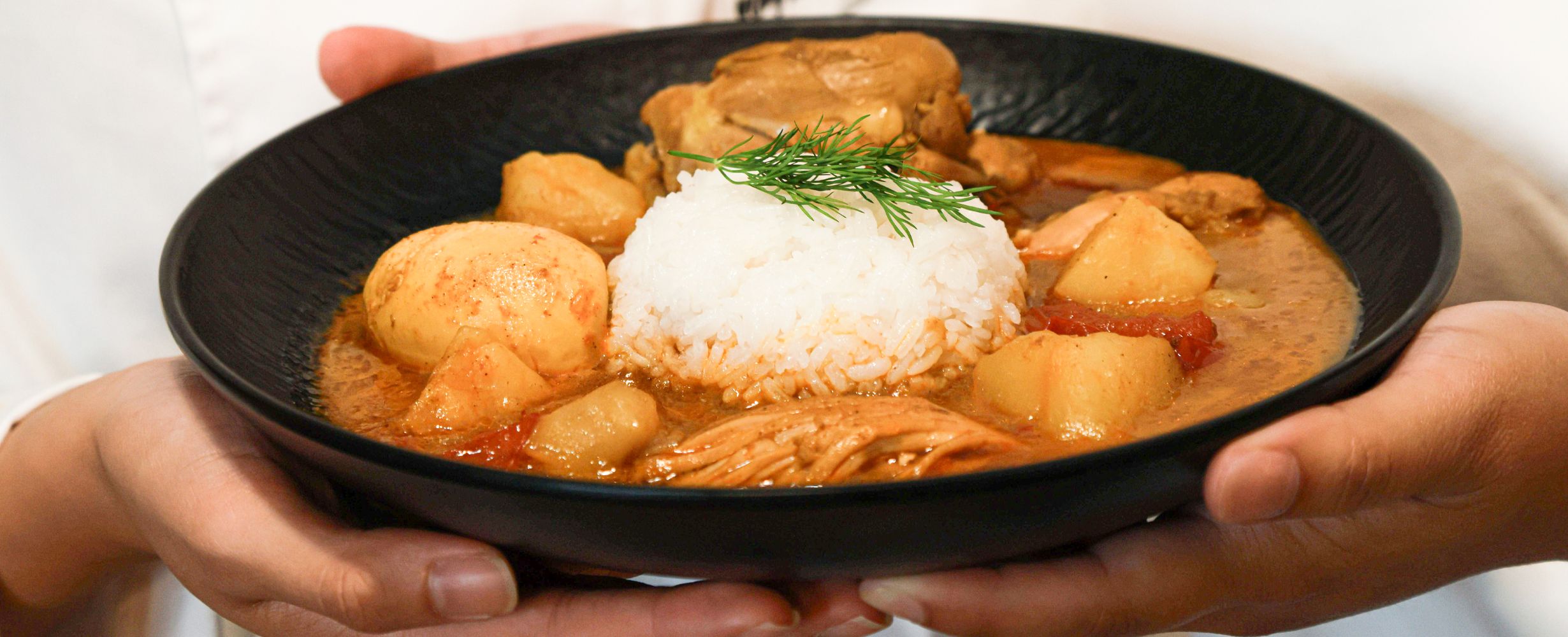 Pollo al curry estilo malasio listo para servir