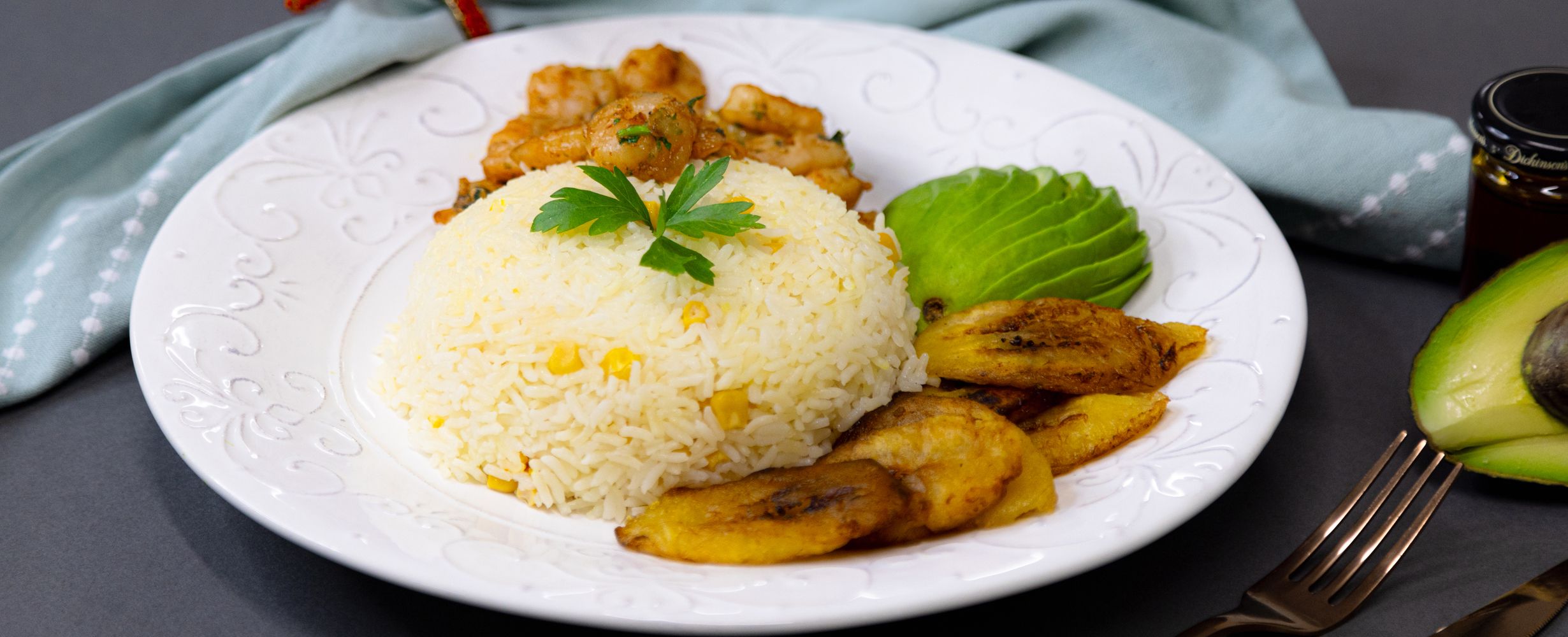 Arroz con maíz y camarones al ajillo