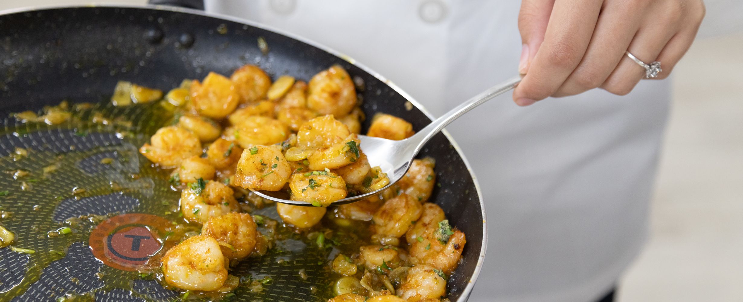 Arroz con maíz y camarones al ajillo listo para servir